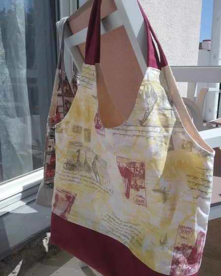 Sac cabas rouge dehors