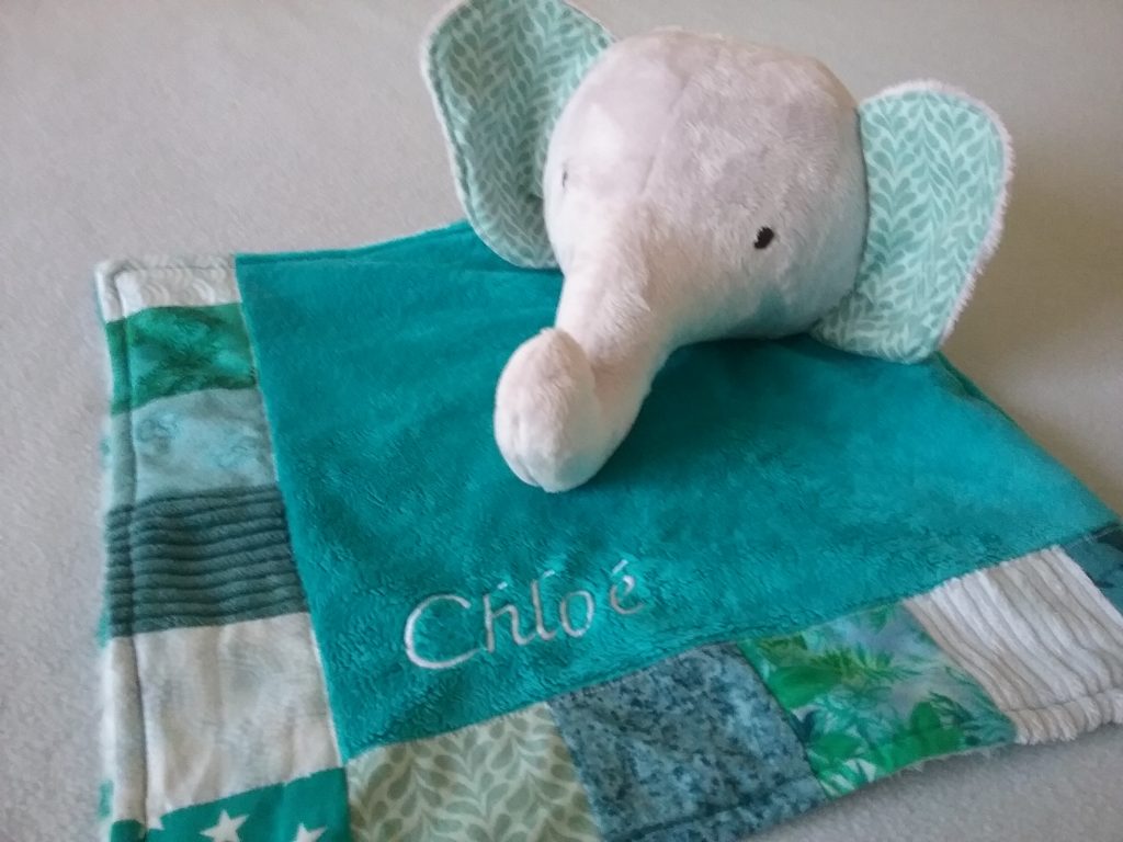 Eléphant vert bleu brodé