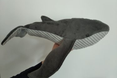 peluche de baleine grise