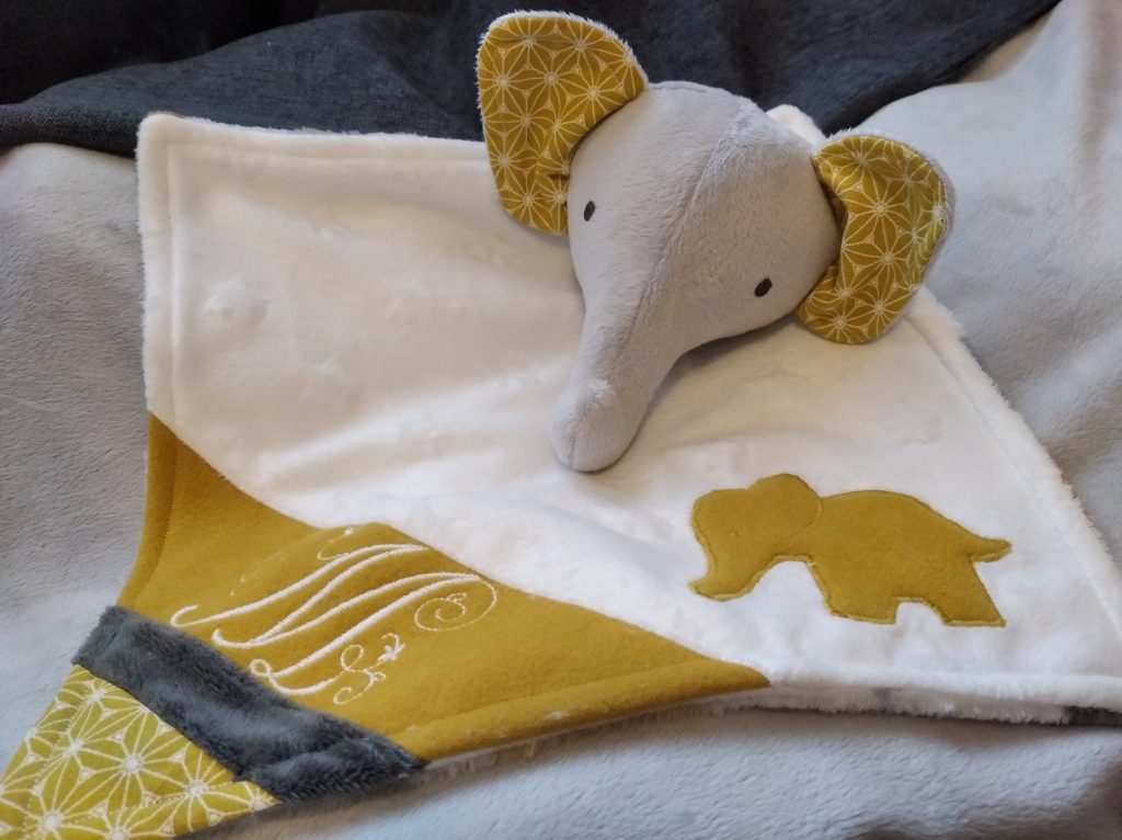 Eléphant jaune brodé monogramme